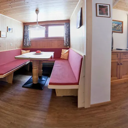 Well Maintained In A Quiet Location On The Outskirts Of Matrei شقة